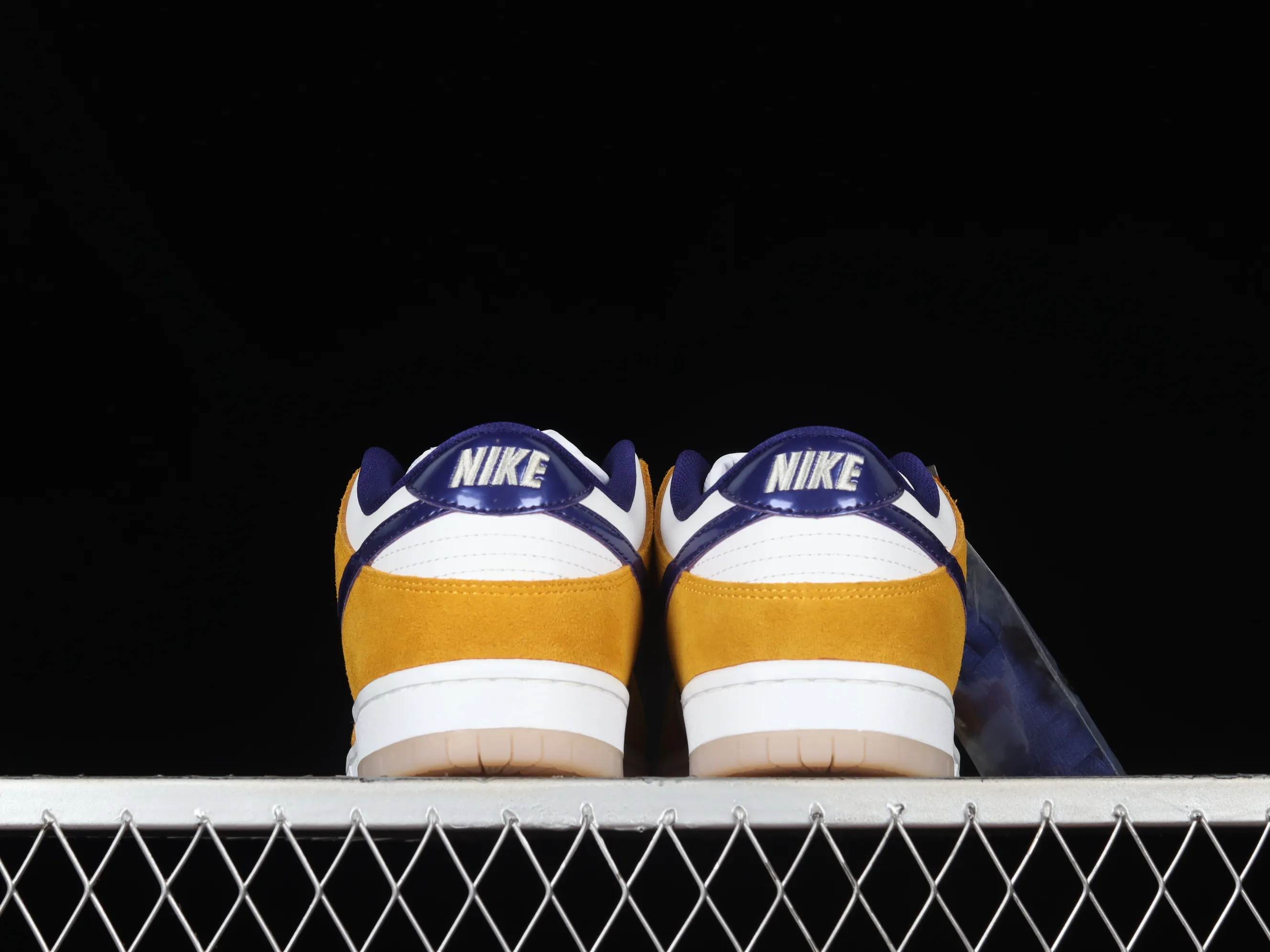 All Categories Nk SB Dunk Series Nk SB Dunk Low Low-top Sneakers Nk SB Dunk Low "Laser Orange" Purple Gold Little Lakers SB Smashing Backboard Fashion Casual Sneakers BQ6817-800